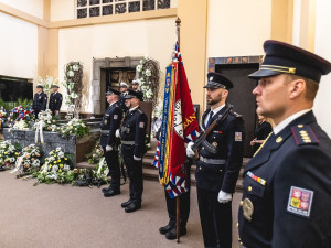 Policisté se poctami rozloučili se svým kolegou. Tragicky zahynul během výkonu služby při nehodě na D5