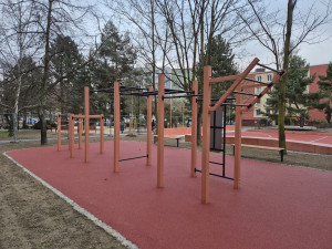 Po úpravě vnitrobloku na sídlišti uctili dvojicí stylových laviček populárního starousedlíka, který loni zemřel