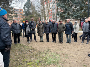 Po úpravě vnitrobloku na sídlišti uctili dvojicí stylových laviček populárního starousedlíka, který loni zemřel