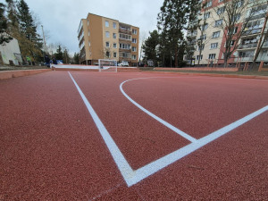 Po úpravě vnitrobloku na sídlišti uctili dvojicí stylových laviček populárního starousedlíka, který loni zemřel