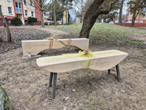 Po úpravě vnitrobloku na sídlišti uctili dvojicí stylových laviček populárního starousedlíka, který loni zemřel