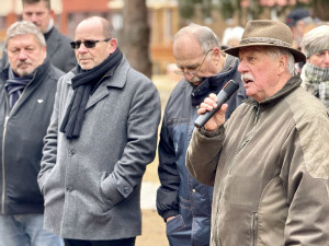 Po úpravě vnitrobloku na sídlišti uctili dvojicí stylových laviček populárního starousedlíka, který loni zemřel