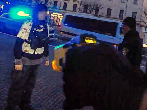 S nožem v ruce kráčela po chodníku v nejrušnější části města psychicky nemocná žena. Zastavil ji až taser