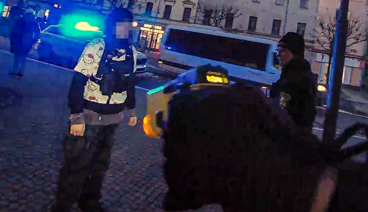 S nožem v ruce kráčela po chodníku v nejrušnější části města psychicky nemocná žena. Zastavil ji až taser strážníka městské policie