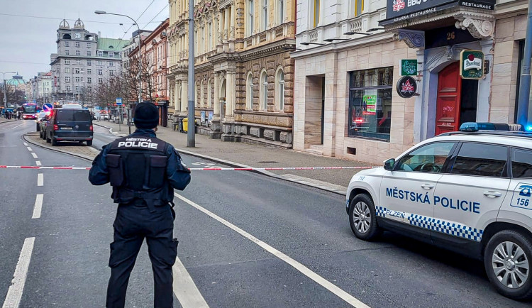 Anonym nahlásil bombu na sociálce, policie uzavřela rušnou Americkou třídu v centru Plzně