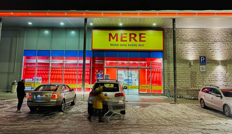 Ruskému řetězci MERE se v Česku daří i přes četné kontroverze. Jedna prodejna je také v Plzni