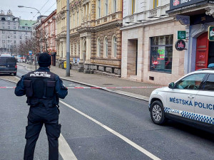 Anonym nahlásil bombu na sociálce, policie uzavřela rušnou Americkou třídu v centru Plzně