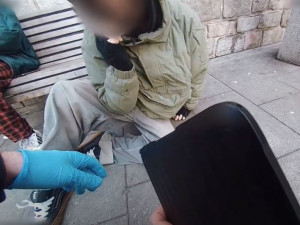 VIDEO: Dva mladíci to totálně přehnali s neznámou drogou. Městská policie zveřejnila otřesné video kvůli prevenci