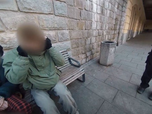 VIDEO: Dva mladíci to totálně přehnali s neznámou drogou. Městská policie zveřejnila otřesné video kvůli prevenci