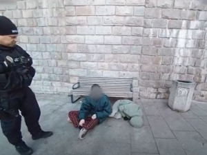 VIDEO: Dva mladíci to totálně přehnali s neznámou drogou. Městská policie zveřejnila otřesné video kvůli prevenci