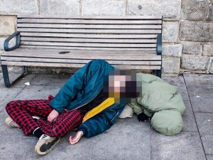 VIDEO: Dva mladíci to totálně přehnali s neznámou drogou. Městská policie zveřejnila otřesné video kvůli prevenci