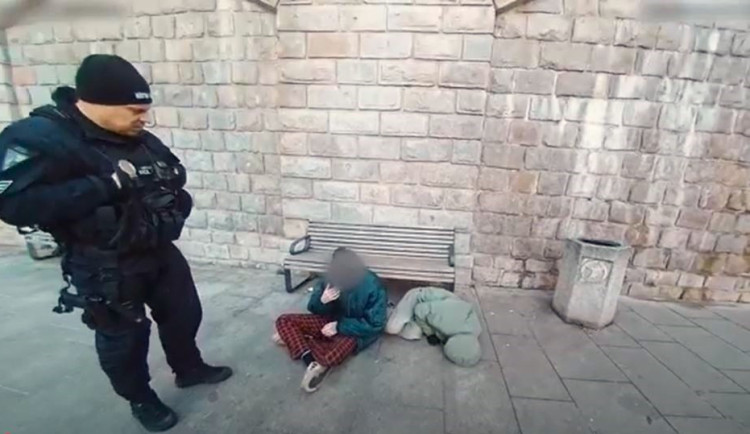 Dva mladíci to totálně přehnali s neznámou drogou. Městská policie zveřejnila otřesné video kvůli prevenci