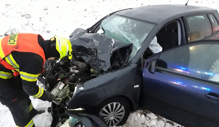 Vážná nehoda u Horní Loděnice, řidiče odvezla záchranka. Omezení v dopravě budou celé dopoledne