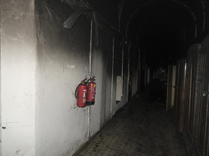 VIDEO: Před ohněm při požáru ubytovny utíkali lidé skrze okna, čtyři skončili v nemocnici