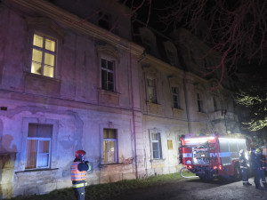 VIDEO: Před ohněm při požáru ubytovny utíkali lidé skrze okna, čtyři skončili v nemocnici