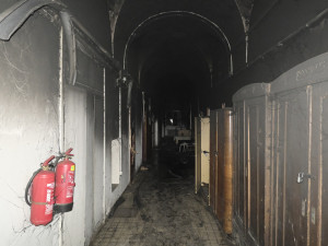 VIDEO: Před ohněm při požáru ubytovny utíkali lidé skrze okna, čtyři skončili v nemocnici