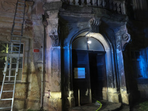 VIDEO: Před ohněm při požáru ubytovny utíkali lidé skrze okna, čtyři skončili v nemocnici