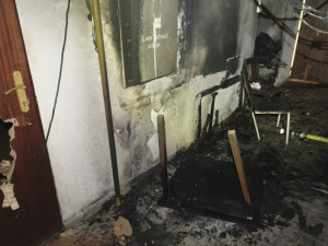 VIDEO: Před ohněm při požáru ubytovny utíkali lidé skrze okna, čtyři skončili v nemocnici