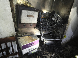 VIDEO: Před ohněm při požáru ubytovny utíkali lidé skrze okna, čtyři skončili v nemocnici