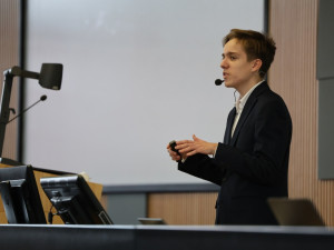 Nadaný gymnazista pomáhá uklidit kosmické smetí a teď se podíval na kosmodrom