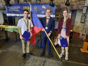 Nadaný gymnazista pomáhá uklidit kosmické smetí a teď se podíval na kosmodrom