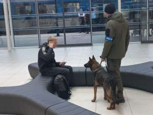 Policejní psi vyrazili do ostré akce na vlakové nádraží. Drogy u sebe mělo pět z osmnácti zkontrolovaných osob