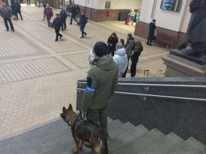 Policejní psi vyrazili do ostré akce na vlakové nádraží. Pět z osmnácti zkontrolovaných osob u sebe mělo drogy
