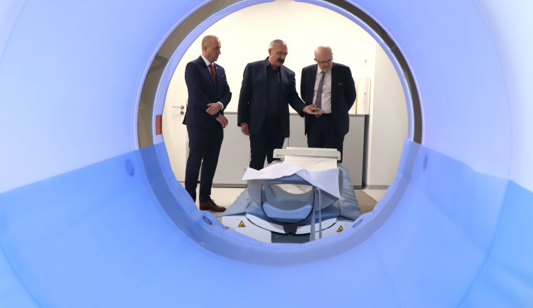 Představení nových přístrojů s účastnil také minstr zdravotnictví Vlastimil Válek (TOP 09)