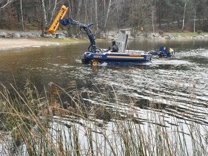 Město nechá vylepšit oblíbené pláže a břehy Velkého boleveckého rybníka, naveze se tam nový písek