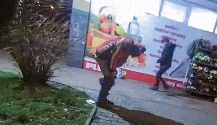 Velkou potřebu vykonal drzý muž přímo před zraky zasahujících strážníků