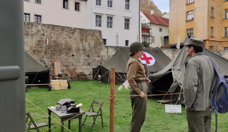 Evakuační nemocnice se v roce 1945 starala vojáky i místní obyvatele, spolek teď hledá dobové artefakty