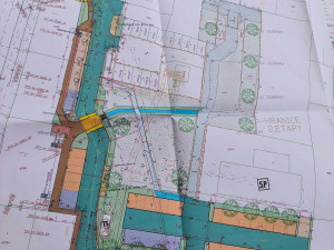 Více parkovacích míst i příjemnější prostor, vnitroblok v Korandově ulici projde změnou