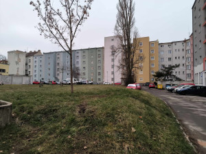 Více parkovacích míst i příjemnější prostor, vnitroblok v Korandově ulici projde změnou