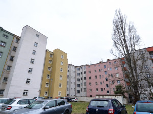 Více parkovacích míst i příjemnější prostor, vnitroblok v Korandově ulici projde změnou