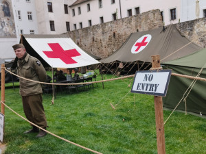 109. evakuační nemocnice se v roce 1945 starala vojáky i místní obyvatele, spolek teď hledá dobové artefakty