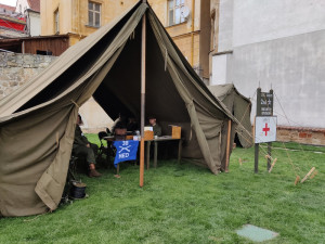 109. evakuační nemocnice se v roce 1945 starala vojáky i místní obyvatele, spolek teď hledá dobové artefakty