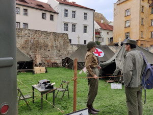 Evakuační nemocnice se v roce 1945 starala vojáky i místní obyvatele, spolek teď hledá dobové artefakty