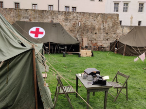 109. evakuační nemocnice se v roce 1945 starala vojáky i místní obyvatele, spolek teď hledá dobové artefakty