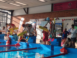 Téměř 140 mladých vodních záchranářů soutěžilo v Plzni v disciplínách záchranářského sportu