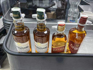 Kuriózním způsobem se pokoušel skrýt před strážníky svoji pravou identitu přistižený zloděj. Krádež vysvětlil jen těžko uvěřitelnou báchorkou