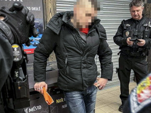 Kuriózním způsobem se pokoušel skrýt před strážníky svoji pravou identitu přistižený zloděj. Krádež vysvětlil jen těžko uvěřitelnou báchorkou