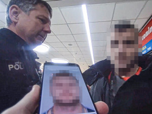 Kuriózním způsobem se pokoušel skrýt před strážníky svoji pravou identitu přistižený zloděj. Krádež vysvětlil jen těžko uvěřitelnou báchorkou