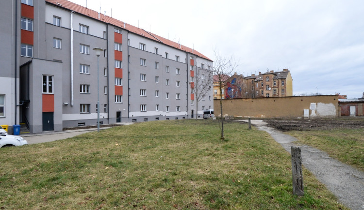 Více parkovacích míst i příjemnější prostor, vnitroblok v Korandově ulici projde změnou