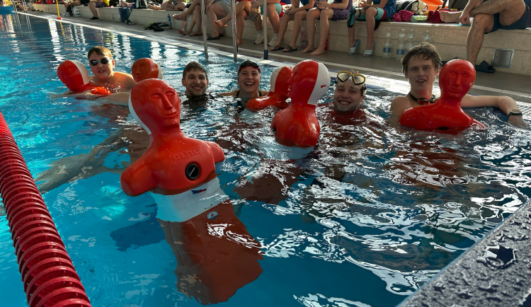 Téměř 140 mladých vodních záchranářů soutěžilo v Plzni v disciplínách záchranářského sportu