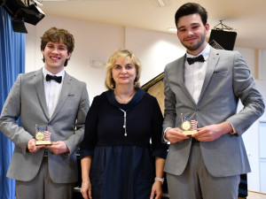Dva mladí pianisté zaznamenali mimořádný úspěch na světové soutěži. Ze zámoří přivezli bronz