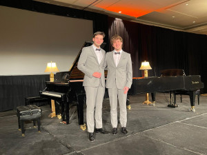 Dva mladí pianisté zaznamenali mimořádný úspěch na světové soutěži. Ze zámoří přivezli bronz