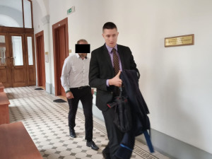 Koloběžkář po hádce uškrtil motorkáře a z místa činu odjel. Soud radikálně zmírnil jeho trest