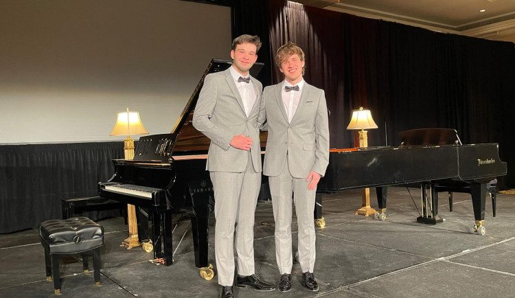 Dva mladí pianisté Antonín Borovský a Jindřich Rosendorf zaznamenali mimořádný úspěch na světové soutěži. Ze zámoří přivezli bronz