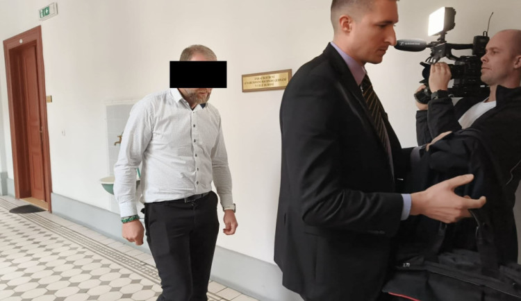 Koloběžkář po hádce uškrtil motorkáře a z místa činu odjel. Soud radikálně zmírnil jeho trest