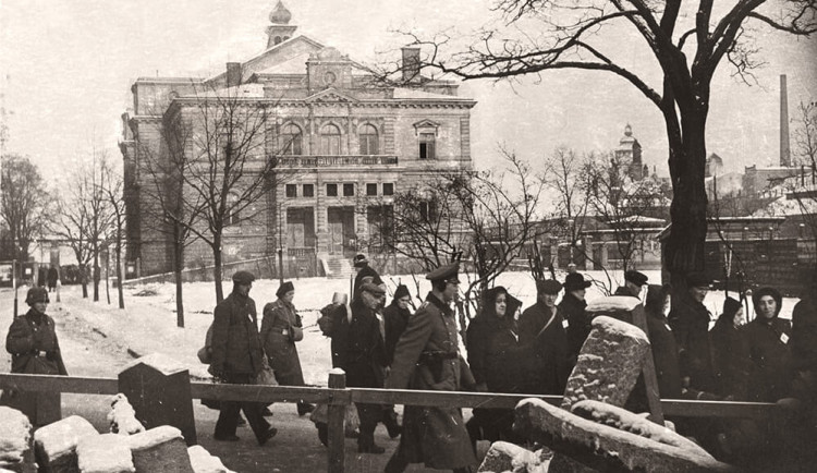 Židovští deportovaní na cestě na nádraží od shromaždiště Sokolovny, zdroj: Židovské muzeum v Praze